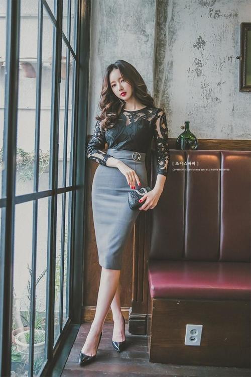 优雅干练的OL风美女，高腰短裙显玲珑曲线，气质超然赏心悦目！