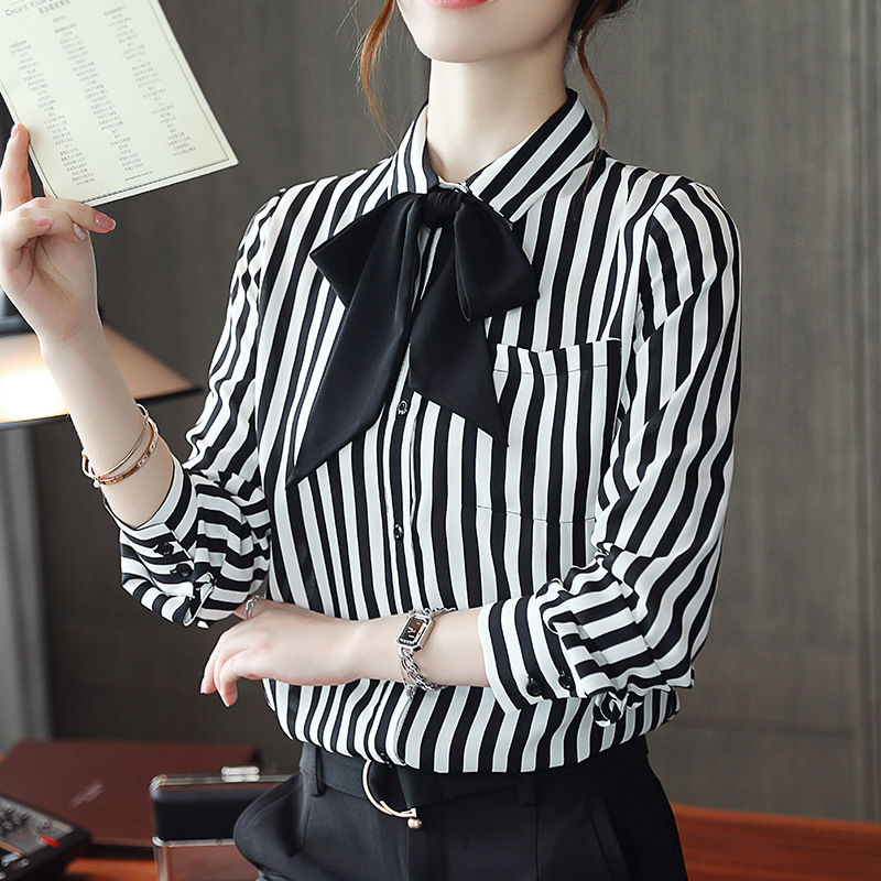 妈妈45岁，就爱穿小衫+小脚裤，入秋从不穿连衣裙!减龄巨时髦