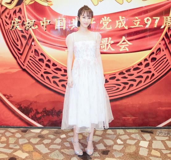 杨紫的发型太给力了，让她变18岁少女，颜值提升几个度!