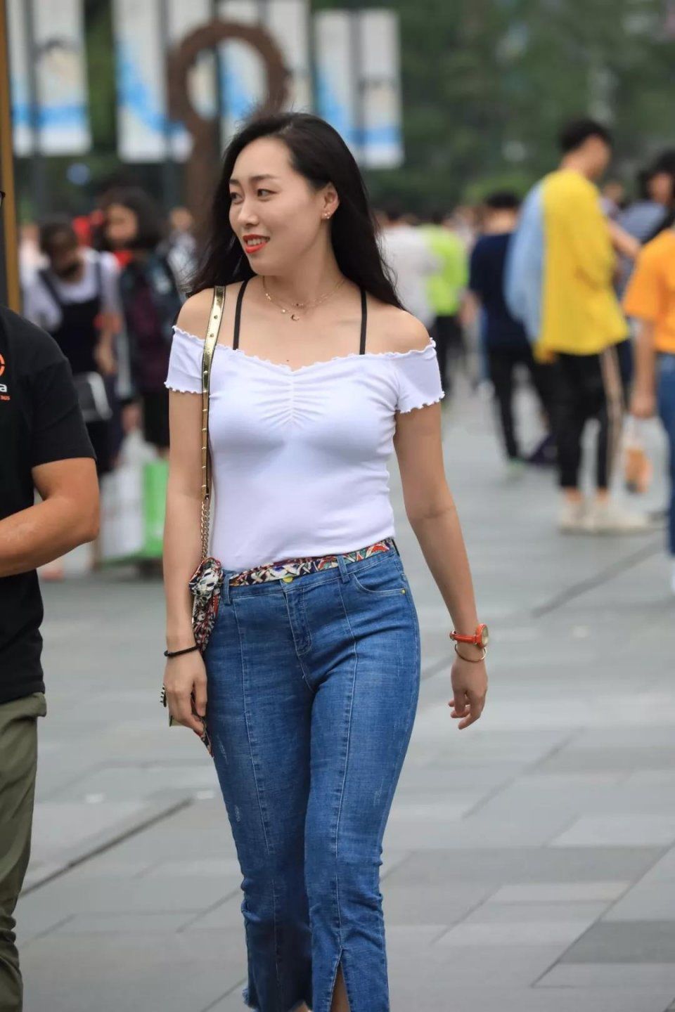 街拍：颜值高身材好美丽大方的阿姨