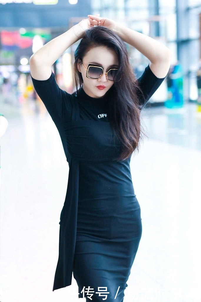冉莹颖这身材逼死多少人，穿紧身T恤的效果太惊艳，邹市明好幸福