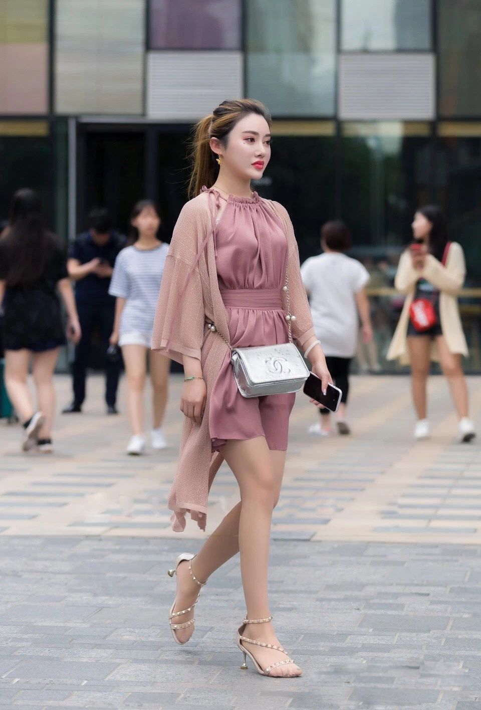 街拍丨即使是夏天，多穿一件好像更耐看呢!