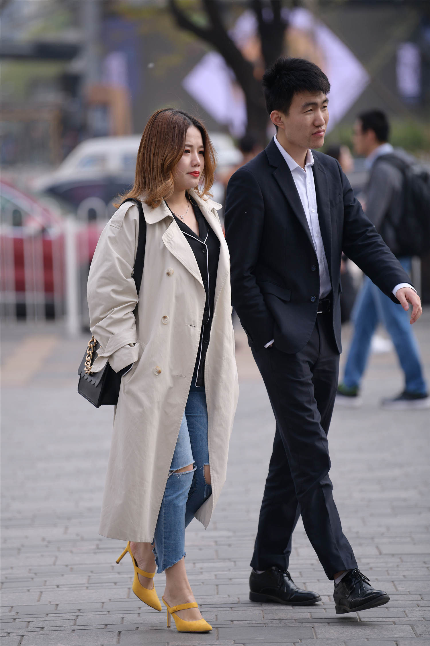 【显得】美女把头发盘起,显得人更加精致,十分的迷人