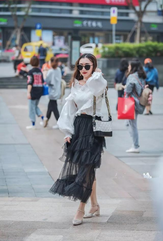 美女:美女脚上一双银色的小高跟鞋, 整体看起来好时尚