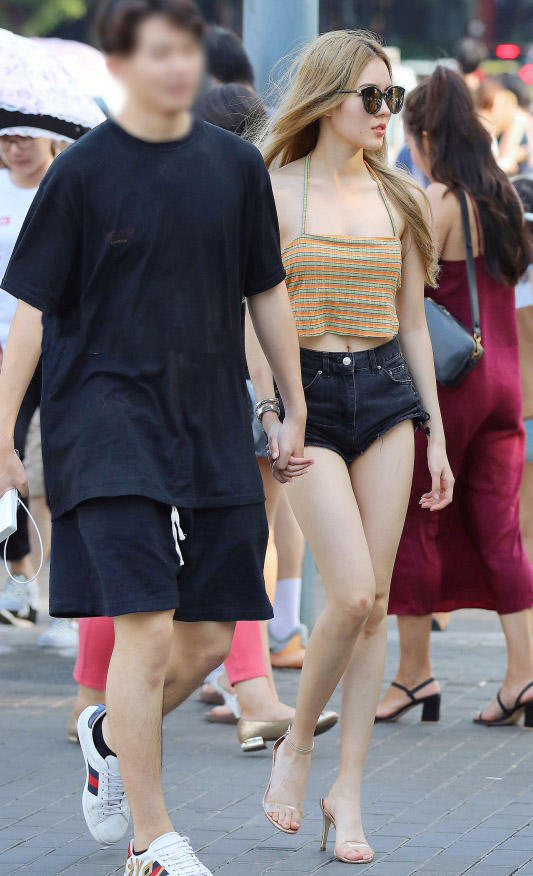 气质小姐姐超短裤裹出珠圆玉润好身材，那性感的美背格外的吸引眼