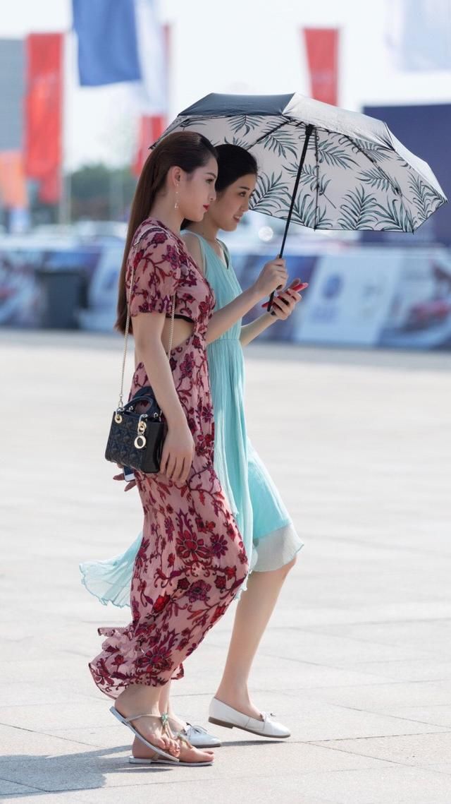 路人街拍，一件连衣裙满足你夏季时尚与清爽的要求!