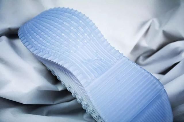 论上脚回头率和可玩性，这双新鞋我给 100 分！