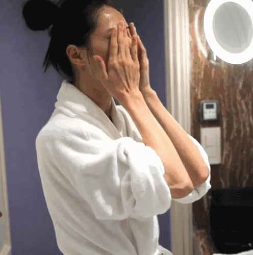 被誉为最美高级脸的钟楚曦，直播卸妆洗脸!