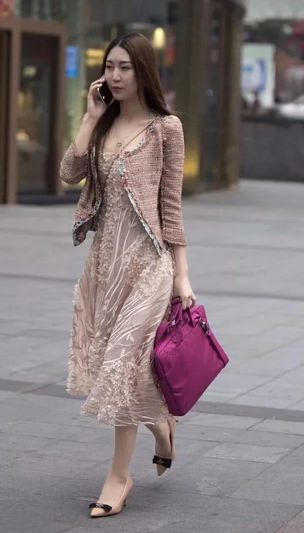 知性小姐姐一身长裙，包裹出肥硕的身材，走路的姿态尽显成熟味儿