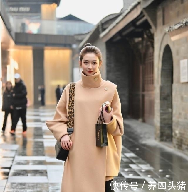 「 身穿」肤如凝脂,秀色可餐,街拍:身穿吊带配短裙的小美女
