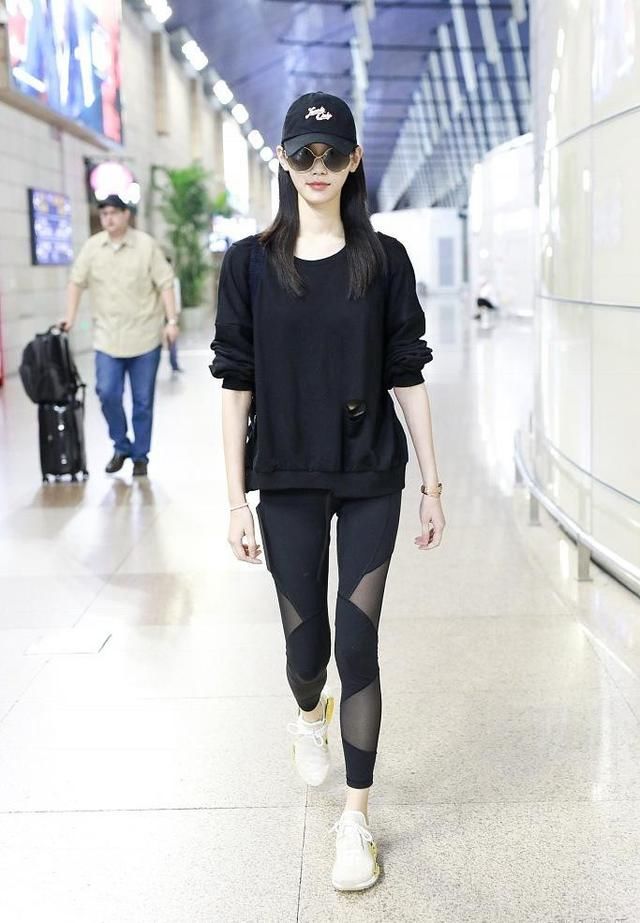 奚梦瑶机场不仅穿个大粗裤子,还秀露背装,网友:超模任性啊!