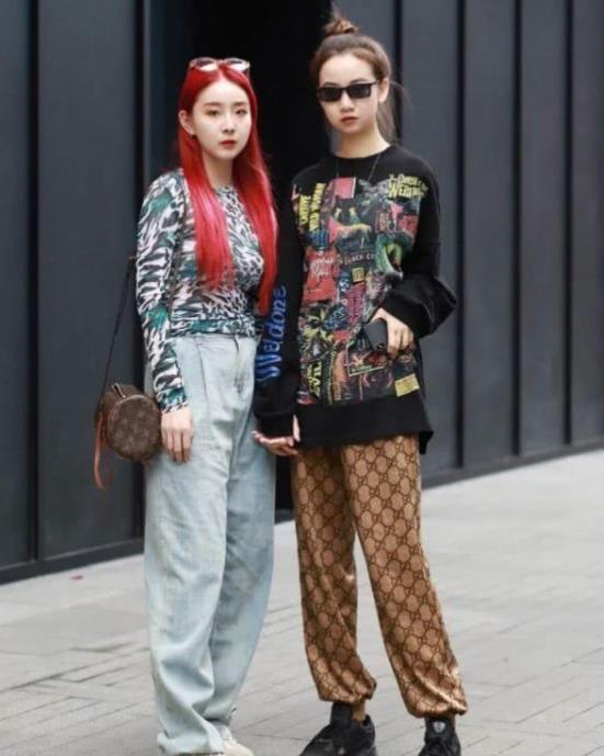  美女|街拍：皎若秋月的美女，身穿黑色上衣配牛仔长裤，时尚大气