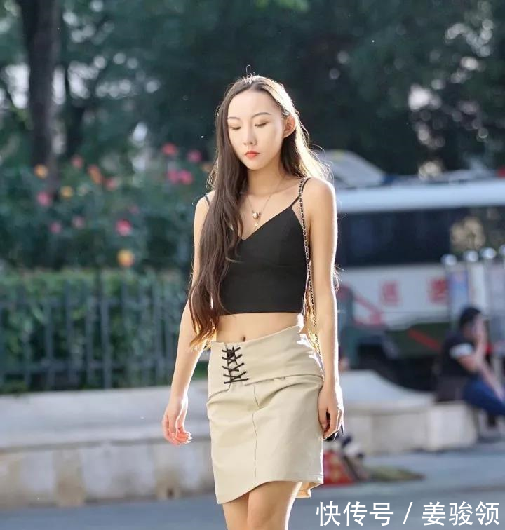 街拍，长直发女神穿吊带配包臀裙，好身材显露无疑，性感有魅力