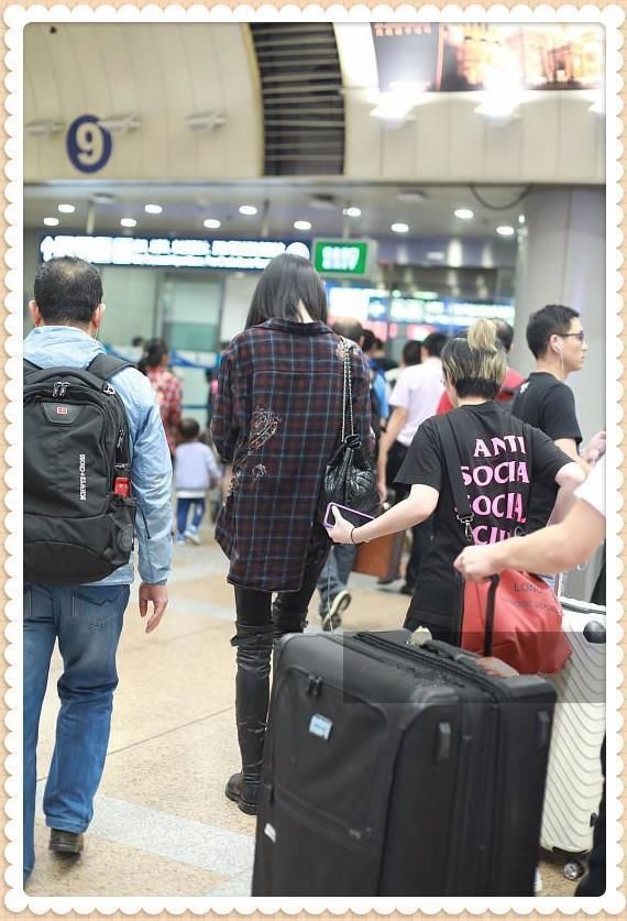 奚梦瑶这靴子咋穿进去的？对自己真狠，网友：腿细果然是王道！