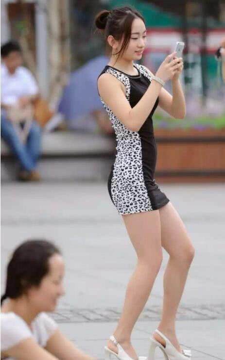 身材一级棒的牛仔裤小姐姐勾勒完美轮廓曲线,俨然一件艺术品!