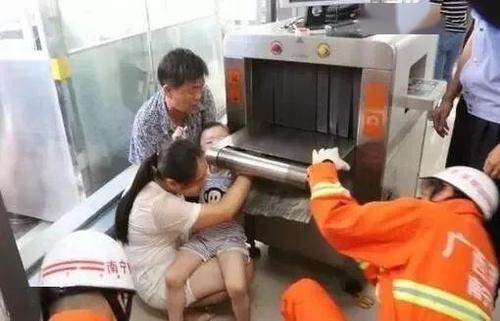  救援|家长警惕！同安小女孩手指被卡，竟是玩具惹的祸！消防员现场巧妙救援→