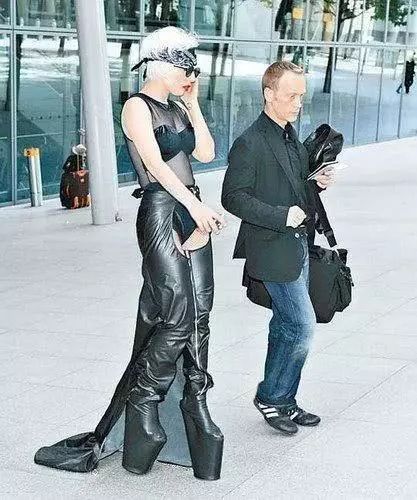 10cm高跟鞋叫恨天高,baby:20cm才算高跟,她却说20cm只算平底鞋