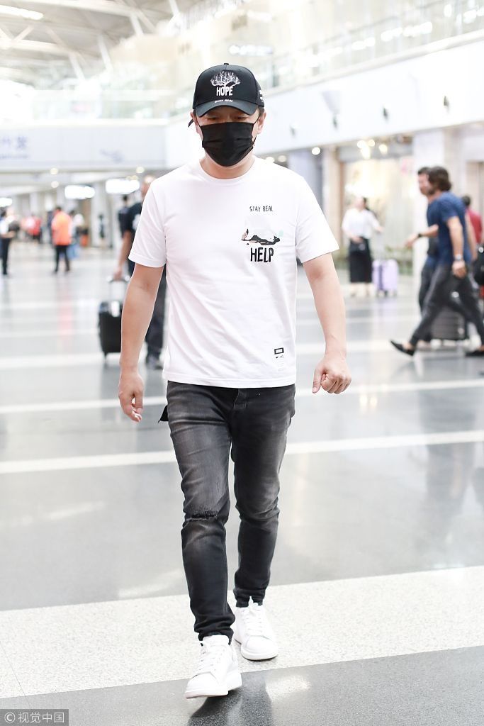 黄渤穿裹身仔裤被拍成一米四“小短腿”  口罩遮面不耽误插兜扮酷