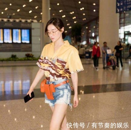 张梓琳穿短裤一秒让腿长2公分,袁姗姗敢穿沙滩服,全靠身材撑着