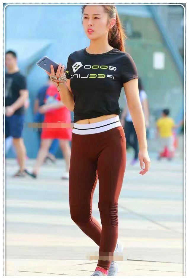 时尚穿搭：打底裤尽显女性的优雅气质，让人看着就很羡慕！