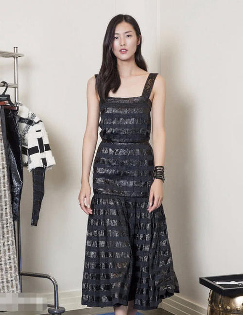 刘雯刷新了我的三观,这礼服用了20片“海苔”,真的是大表姐?