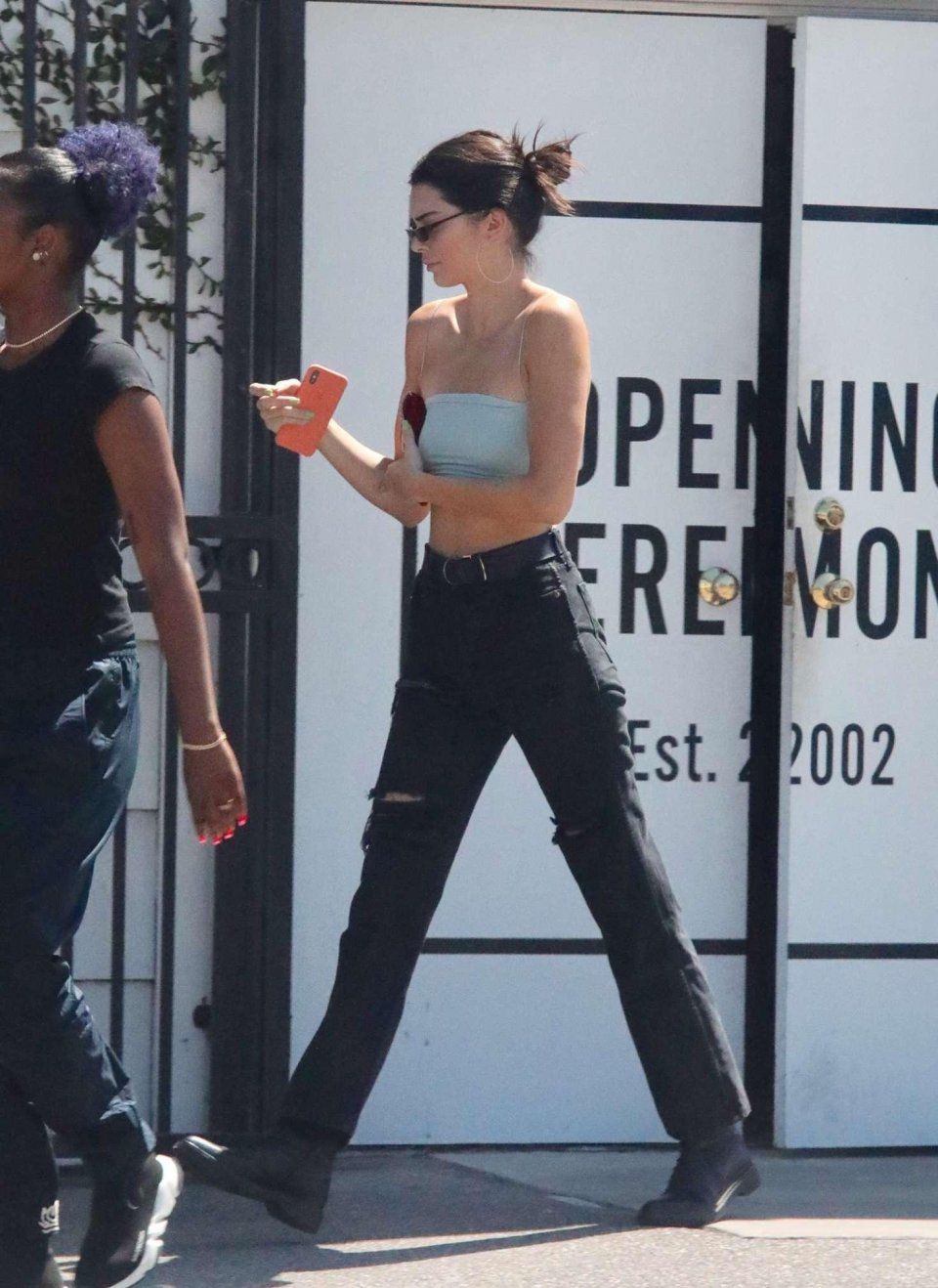 肯达尔詹娜吊带背心搭配牛仔裤出门，网友：超模永远不会穿错！