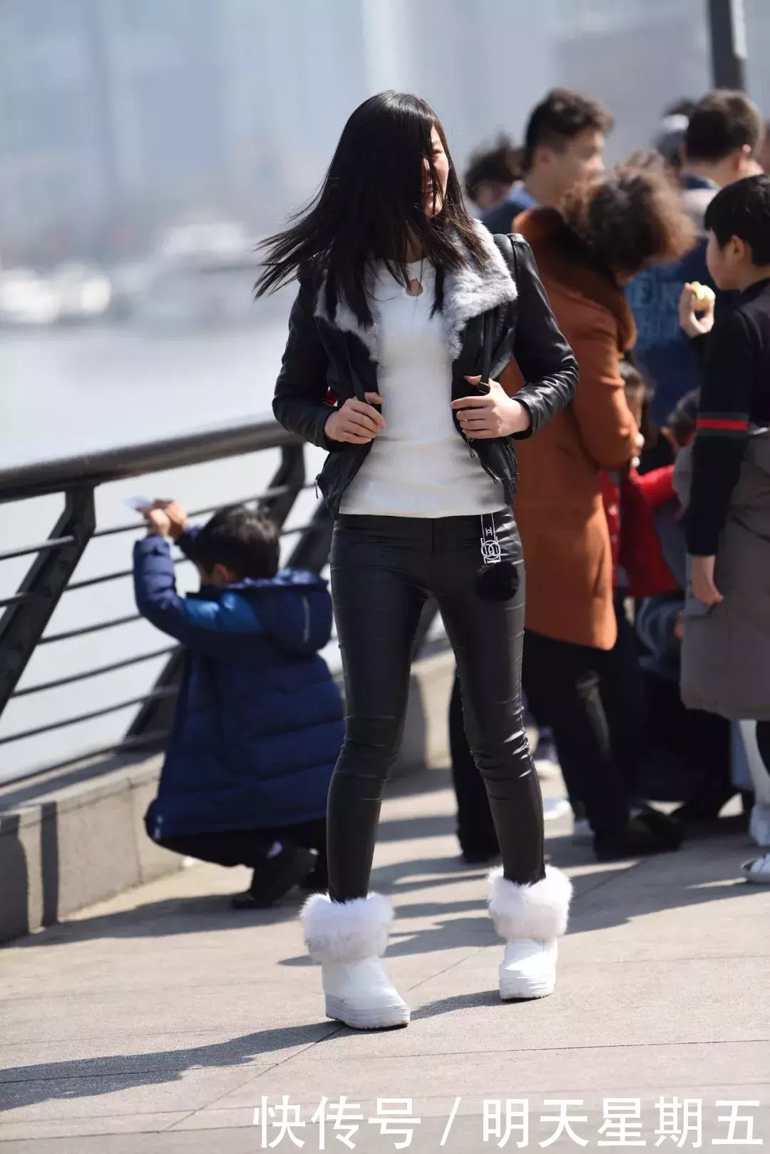 可爱的紧身皮裤