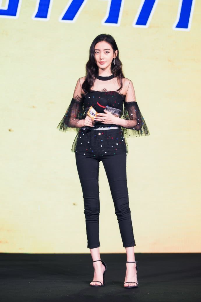 张天爱真是拼，为了秀腿穿成这样也敢去机场，网友：怪不得那么红