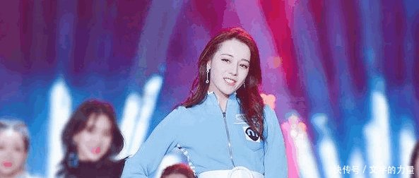 迪丽热巴现身演唱会太犯规 透明短裙惹争议 网友 形象毁了!