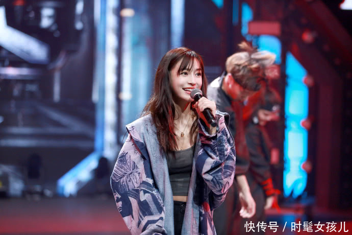 Baby难得穿露脐装，却搭配一件外套藏起来，网友：露一点不要紧！