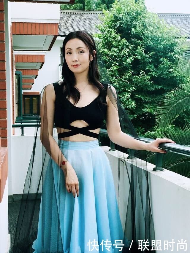 46岁小陶虹穿扇子裙现身，不想却被“麒麟臂”抢镜，网友：老了！