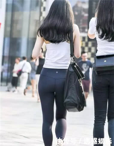 气质小姐姐身穿黑色皮裤搭配白色背心完美身材凹凸有致，旁边女孩