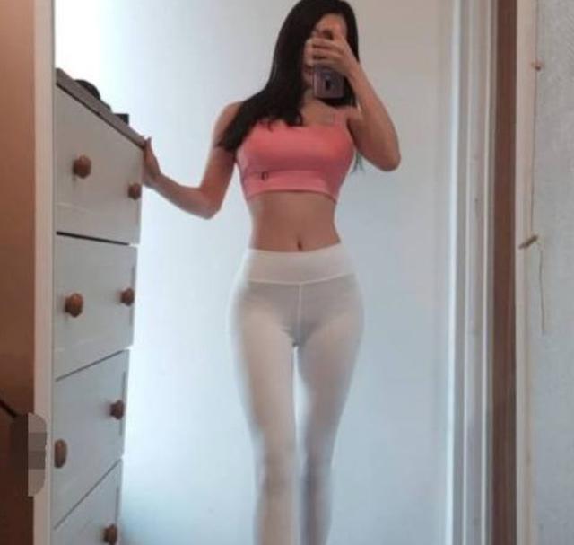 不拘一格的打底裤美女，纤细的腰肢，迷人的笑容，十分吸睛夺目！