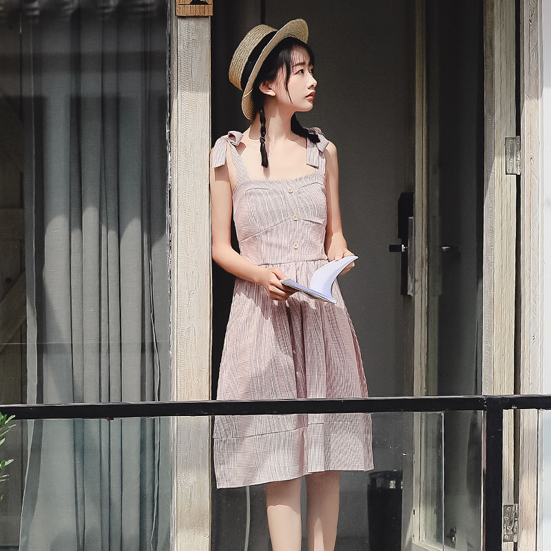 洋气女的选择,紧身吊带裙,勾勒性感好曲线