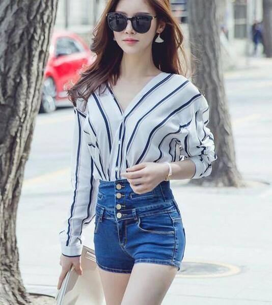 靓丽有型的牛仔裤女神，秀出精致的身材曲线，女人味十足！