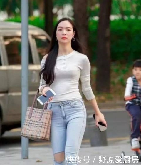  『美女』街拍：肌若凝脂的美女，一件蓝色短袖配牛仔短裤，青春活力好身材