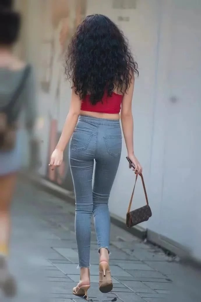 性感火辣的时尚小姐姐，牛仔裤穿的出神入化，网友：年纪轻轻就这
