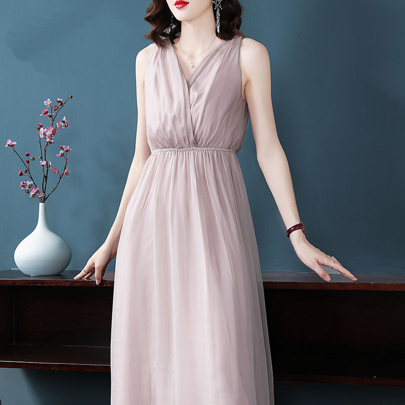 厉害了!45岁小姑逛街竟被人叫小姐姐,只因爱穿这“蜜桃红”裙