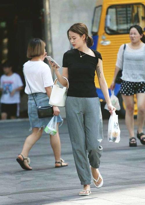 街拍：美女小姐姐搭配针织吊带裙，身材的S型曲线完美勾勒出来！