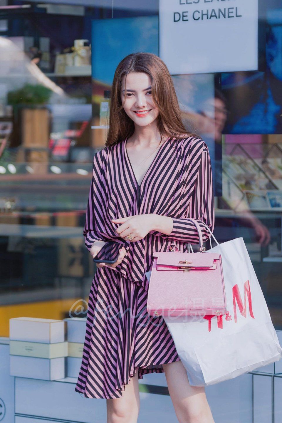 街拍:三里屯来了个美丽的少数民族姑娘