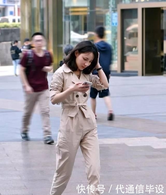「女生」女生搭配高跟鞋出街,散发出让人着迷的气息