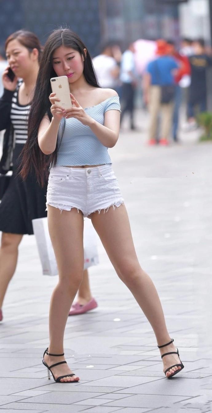 街拍：小姐姐身材好就是不一样，想怎么穿就怎么穿！