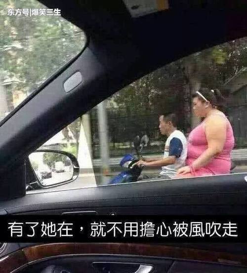 妹子，这裙子也太短了吧，还穿高跟鞋，这下崴脚了，内衣都出来了