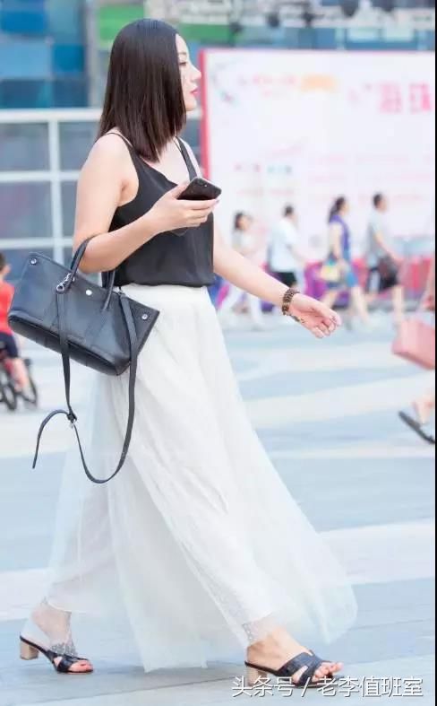 街拍:半透明白裙，广场上身段优美，长得好看的性感美女