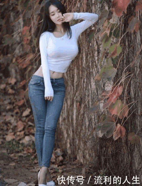 街拍: 小姐姐苗条的身姿, 纤细的美腿! 好诱人!