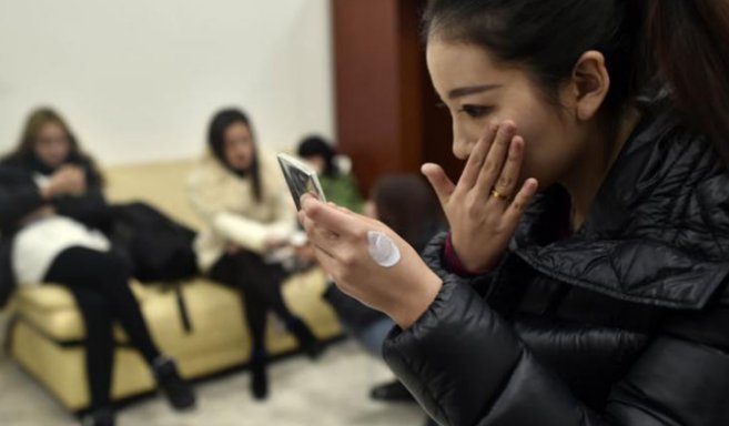 揭秘搏击场举牌女孩:月薪过万却常被揩油，工作艰辛