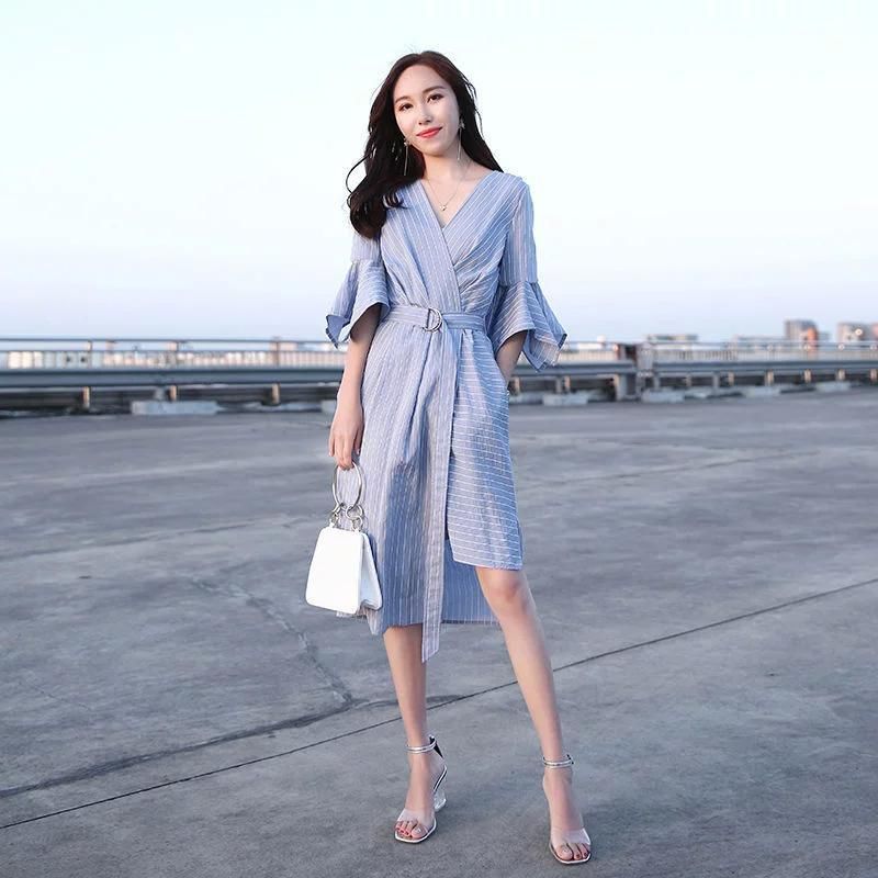 试试这几款新款连衣裙，又美又洋气，70、80后穿干练不失甜美