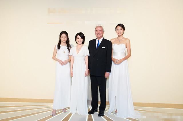 俞飞鸿相比其他女星，多了份自信的美，在张梓琳面前也不输!