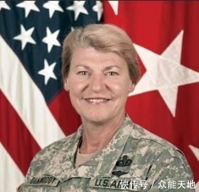 『参加』美国陆军首位女上将,参加过海湾战争,一生钟情于伞降事业