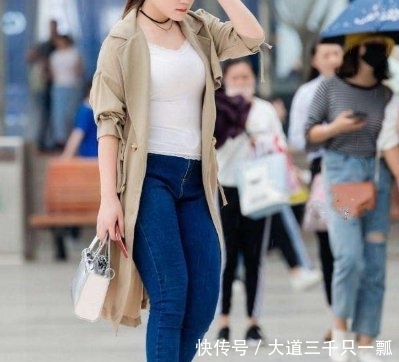  #粉色#街拍:小姐姐用一件粉色格子裙就能轻松打造少女感十足的Look!
